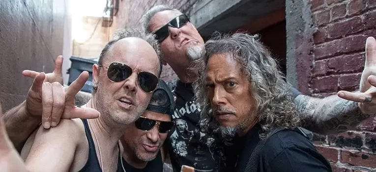 El concierto de Metallica en México y su lluvia de sillas