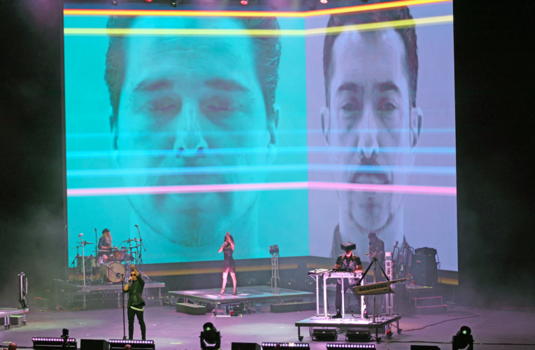 Moenia revoluciona el synth pop en México con su ‘Pixel Tour’ en el Auditorio Telmex