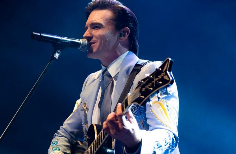 Drake Bell enfrenta fallas técnicas y despide a su ingeniero en pleno show en Puebla
