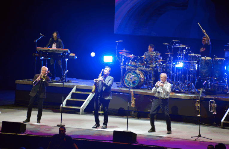 Con metales potentes, nostalgia setentera y energía renovada, la mítica banda Chicago, regresó a Guadalajara