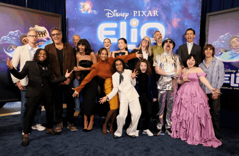 El elenco de voces en inglés, cineastas e invitados especiales desfilaron por la alfombra azul en Hollywood para celebrar el estreno de Elio, la nueva película de Disney y Pixar