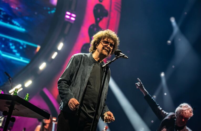 Jeff Lynne inicia la última gira de ELO en Birmingham con la mano fracturada y un corazón intacto