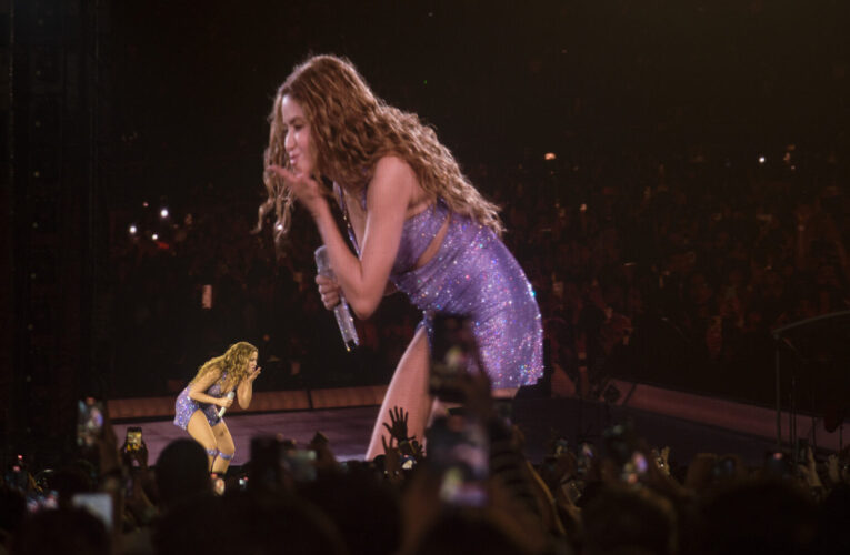Shakira convierte al Estadio Akron en un ritual de fuego y lluvia con su gira Las Mujeres Ya No Lloran