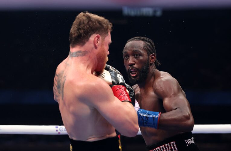 Crawford derrota a Canelo ante una multitud récord en el Allegiant Stadium