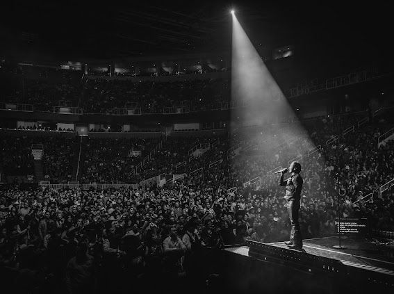 Christian Nodal arrasa en California con el arranque de su “Pa’l Cora Tour” por Estados Unidos