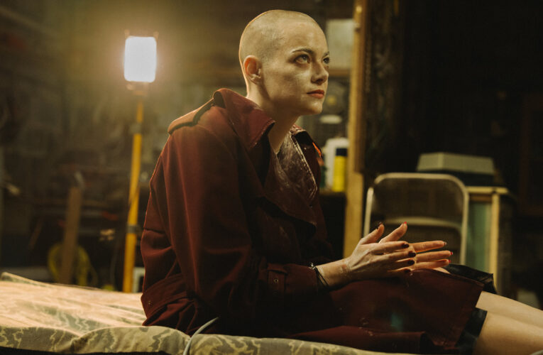 Bugonia, de Yorgos Lanthimos, es una experiencia surreal