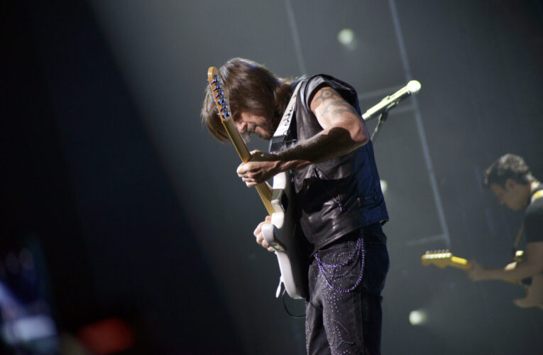 Juanes ofrece un concierto íntimo en Guadalajara y repasa su trayectoria en el Teatro Diana