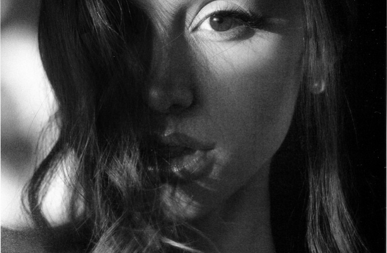 Ariana Grande abre una nueva etapa artística con el lanzamiento de “hate that i made you love me”
